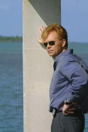Der Mageninhalt eines Hais gibt Rätsel auf - menschliche Teile. Als eine weitere Leiche angespült wird, vermutet Horatio Caine (David Caruso) Menschenschmuggel...
