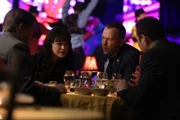 Neben der Arbeit muss auch Zeit fürs Vergnügen sein. Doch so richtig lässt der aktuelle Fall Danny Reagan (Donnie Wahlberg, r.) und Maria Baez (Marisa Ramirez, l.) nicht los ...