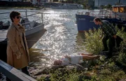 Magdalena Hinze (Katharina Settele, M.) wird erschlagen in einem Fluss nahe der deutschen Grenze aufgefunden. Joe (Katharina Stemberger, l.) und Ben (Daniel Gawlowski, r.) werden daraufhin in die Welt einer alternativen Glaubensgemeinschaft gezogen.