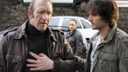Semir (Erdogan Atalay, hi.) hat gesehen, dass Charly (Jochen Nickel, l.) einen Verdächtigen laufen gelassen hat. Jetzt will er ihn zur Rede stellen. Doch Ben (Tom Beck) gegenüber bestreitet Charly die Vorwürfe und gibt vor, dass es ihm nicht gut geht.