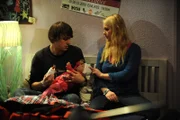 Korbi und Yvi kümmern sich um die Baby-Simulationspuppe, als sei es ein echtes Kind. Von links: Korbinian Vogl (Marco Bretscher-Coschignano) und Yvonne Preissinger (Alexa Eilers).