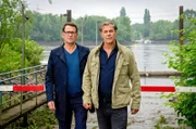 (v.li.): Ingo Naujoks (Lars Englen), Sven Martinek (Finn Kiesewetter).