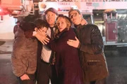 Egal was kommt, um seine Kinder Jack (Tony Terraciano, l.) und Sean (Andrew Terraciano, r.) und seine Frau Linda (Amy Carlson, 2.v.r.) zu beschützen, gibt Danny (Donnie Wahlberg, r.) alles ...
