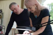Alice Roberts (r.)