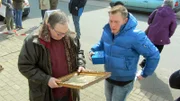 Trödelexperte Otto Schulte (re.) mit Jörn