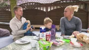 Annika und Kevin haben im beschaulichen Bad Belzig ihr Sommertraumhaus gefunden. Bevor sie einziehen können, wartet jedoch noch eine Menge Arbeit auf die kleine Familie. v.l.: Kevin,  Baby, Christiane, Annika