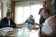 Callen (Chris O'Donnell, l.) befindet sich auf einer Undercover-Mission: Er soll sich in die rechtsextreme Gruppierung Aryan Supreme Alliance einschleusen. Dies gelingt ihm nach einer fingierten Flucht aus dem Gefängnis und er wird von der Gang (Rodney Eastman, 2.v.l., Charles Halford, 2.v.r. und Kevin Fry-Bowers, r.) aufgenommen ...