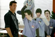 Der Hausmeister (Neil Flynn, l.) wundert sich nur ...