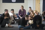 Gemeinsam versuchen sie, die Terroristen, die ein Bürogebäude mit Geiseln eingenommen haben, zu stoppen, in dem sie sich heimlich unter die Geiseln mischen: Kensi (Daniela Ruah, hinten r.) und Deeks (Eric Christian Olsen, hinten l.) ...