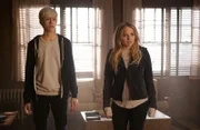 Andy Strucker (Percy Hynes White, l.); Lauren Strucker (Natalie Alyn Lind, r.)