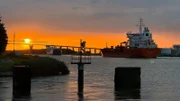 Abendrot bei Brunsbüttel - die "Sten Fjell" unterwegs im Nord-Ostsee-Kanal