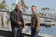 Als Sam (LL Cool J, l.) verhaftet wird, da er angeblich eine junge Frau umgebracht haben soll, schwört Callen (Chris O'Donnell, r.), dass er alles dafür tun wird, um die Unschuld seines Partners zu beweisen ...