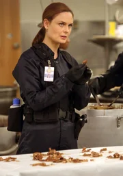 Als menschliche Überreste in dem Eintopf einer Schulcafeteria gefunden werden, muss das Team um Brennan (Emily Deschanel) zunächst das Opfer identifizieren.