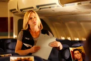 Julie Finlay (Elisabeth Shue) stellt erste Vermutungen an, was sich während des Fluges, der nach Landung für eine mutmaßliche Diebin einen tödlichen Ausgang genommen hat, zugetragen hat.