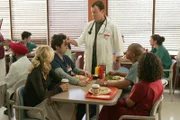 Turk (Donald Faison, 2.v.r.), Carla (Judy Reyes, r.) und Elliot (Sarah Chalke, l.) beobachten, wie Dr. Cox (John C. McGinley, M.) J.D. (Zach Braff, 2.v.l.) mal wieder schikaniert ...