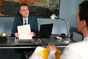 Kilian (Marc Dumitru, l.) lässt Johannes (Maximilian Schneider) wissen, dass er ihm auf die Schliche gekommen ist.