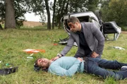 Dr. Matteo Moreau (Mike Adler) kümmert sich um seinen Kollegen Dr. Niklas Ahrend (Roy Peter Link). Dieser scheint schwer verletzt zu sein.