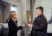 Claudia (Mignon Remé, l.) ist alarmiert, als sie Seefeld (Thomas Klees, r.) beim Schnüffeln in Sönkes Büro erwischt.