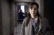 Janet Leach (Emily Watson) wird nicht länger für den Fall West gebraucht.