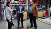 Pathologin Sandra Mai (Sina Wilke, l.) berichtet den Kommissaren Hansen (Igor Jefti?, M.) und Stadler (Dieter Fischer, r.) von ihren ersten Untersuchungsergebnissen.