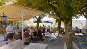 Menschen sitzen im Biergarten des Klostergasthofs Andechs.