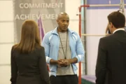 Brennan (Emily Deschanel) und Booth (David Boreanaz, r.) befragen den Trainer Davis McIntyre (McKinley Freeman) zum Mord an der Turnierin Amanda Watters.