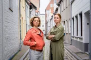 (v.li.): Anjorka Strechel (Tomke Jenssen), Julia E. Lenska (Nina Weiss).