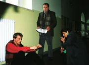Kriminalhauptkommissar Stefan Kehler (Wolfgang Bathke, Mi.) und sein Kollege Peter Wolniak (Uwe Fellensiek) befragen Michael Steffens (Dirk Meier) nach dessen Verhältnis zu der ermordeten Türkin.