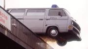Nach der Verfolgungsjagd droht der Zollbus mit den Gangstern und der Geisel in das Hafenbecken zu stürzen...