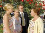 Kathy (Denise Zich, links) begüßt Haushälterin Rosa (Gertrud Roll, rechts), Schwester Emma (Heidelinde Pfaffenbichler) und deren Bräutigam Marius (Gregor Seberg). Kathy (Denise Zich, links) begüßt Haushälterin Rosa (Gertrud Roll, rechts), Schwester Emma (Heidelinde Pfaffenbichler) und deren Bräutigam Marius (Gregor Seberg).