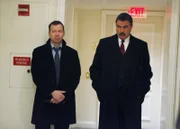 Nach der Attacke auf Melanie soll Danny (Donnie Wahlberg, l.) bei den Ermittlungen helfen. Doch die Journalistin vertraut nicht mal Frank (Tom Selleck, r.) ihre Geheimnisse an ...