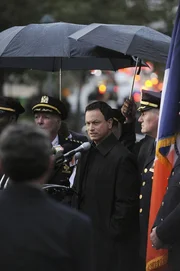 Ein Richter wird auf offener Strasse erschossen. Der Fall r&uuml;ckt schnell in die &Ouml;ffentlichkeit, da das Mordopfer gerade eine Strafprozess gegen die russische Mafia geleitet hat. Mac Taylor (Gary Sinise, M.) &auml;u&szlig;ert sich zu den Ermittlungen.