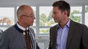 Nach der Befragung eines Verdächtigen beraten Polizeidirektor Achtziger (Alexander Duda, l.) und Kommissar Hansen (Igor Jefti?, r.) über das weitere Vorgehen.