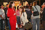 Mariella (Bianca Hein, l.) ist genervt, weil sie nicht an die Sängerin Xenia herankommt - und nun muss Lisa (Alexandra Neldel, r.) auch noch für kleine Mädchen ...
