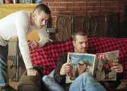 Callen (Chris O'Donnell, r.) ermittelt undercover in einem neuen Fall. Doch wird ihm Sean (Charlie Connors, l.) seine Identität wirklich abnehmen?