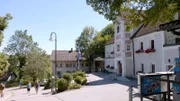 Die Frontseite des Klostergasthofes Andechs. Menschen sind auf dem Weg zum Eingang.