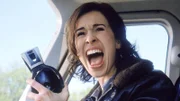 Angela (Mareike Fell) sieht den im Porsche fliehenden Gangster Stein auf sich zu rasen...