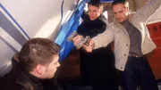 Daniel (Sebastian Ströbel, li.) hat sich im Bootshaus versteckt und wird von Tom (René Steinke) und Semir (Erdogan Atalay, re.) entdeckt.