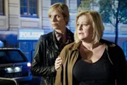 Ina Zimmermann (Melanie Marschke, l.) hat Dagmar Schnee (Petra Kleinert, r.) berichtet, dass ihr Kollege in der Polizeidirektion ermordet wurde.