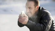 Semir (Erdogan Atalay) schießt auf die Gangster, die mit ihren Geiseln flüchten wollen.