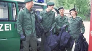 Die Gangster (v.li.: Horst Stramka, Michael Jäkel, Thomas Anzenhofer, Mareike Fell) verschaffen sich, als Polizisten verkleidet, Zugang zur Kaserne der Bereitschaftspolizei.