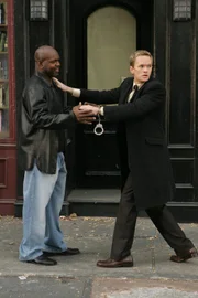Barney (Neil Patrick Harris, r.), Emmitt Smith (Emmitt Smith, l.)