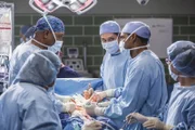 Ben (Jason George, 2.v.r.) trifft eine impulsive chirurgische Entscheidung, bei der ihm Webber (James Pickens Jr., 2.v.l.) und Mitchell (Joe Dinicol, M.) zur Seite stehen müssen ...