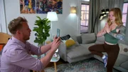 Bruno ist genervt von Emmis Engagement für Tommys Superfood. Als er in eine sexy Fotosession von Emmi und Tommy platzt, kocht die Eifersucht. Doch Emmi besänftigt ihn mit Charme - und einer Verpackung, auf der sie als Testimonial strahlt?