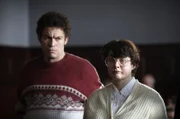 Rosemary West (Monica Dolan) und Fred West (Dominic West) werden wegen Mordes angeklagt.