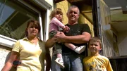 Helmut (45), Olga (38) und die Kinder Jan (6) und Valeria (2) freuen sich auf das Zuhause im Glück-Team