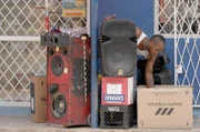 Jamaikanische Soundsysteme, in den 50er Jahren geboren, sind das Herzstück der Kultur und die klangvolle Stimme einer kleinen Insel, die heute die ganze Welt mit ihrem präzisen Beat von London bis New York zum Tanzen bringt.