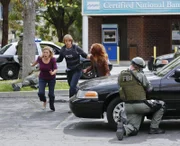 LAPD Liaison Marty Deeks (Eric Christian Olsen, 2.v.l.)