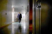 Anwalt Michael Ennis (John Goodman) begibt sich in die dunkelsten Ecken der Marktwirtschaft. Dabei kommen besorgniserregende Verschwörungen ans Licht.