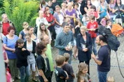 Die sechsköpfige Familie wird nach der Renovierung ihres Hauses von Eva Brenner, Daniel Kraft und ganz vielen Menschen in Empfang genommen.